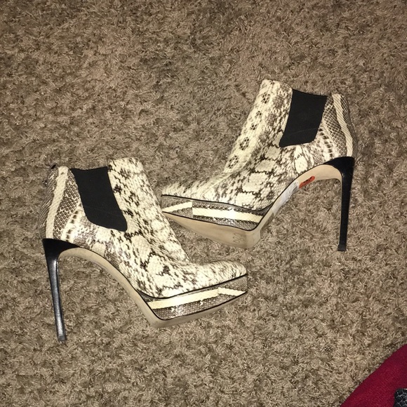 MICHAEL KORS NWT PYTHON REAL LEATHER PLATFORM BOOTIES SIZE 9.5 - Picture 8 of 12